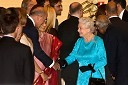 Sprejem kraljice Elizabete II. in vojvode Edinburške v Grand Hotelu Union - Yousif B. Ghafari, ameriški veleposlanik v Sloveniji in kraljica Elizabeta II., rokovanje