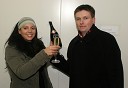 Veronika Žajdela, igralka ter televizijska voditeljica in Andrej Tišler, komercialni zastopnik Vinaga, ki je odprl šampanjec