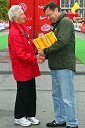 Helena Žigon, najstarejša tekmovalka na Ljubljanskem maratonu in Zoran Jankovič, župan Ljubljane