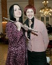 Pevka Tinkara Kovač in Anja Rebek, voditeljica družabne kronike v oddaji Tistega lepega popoldnega na RTV Slovenija